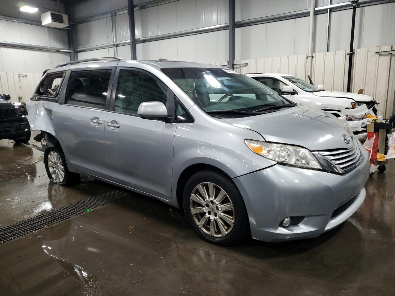2011 Toyota Sienna - Image 4
