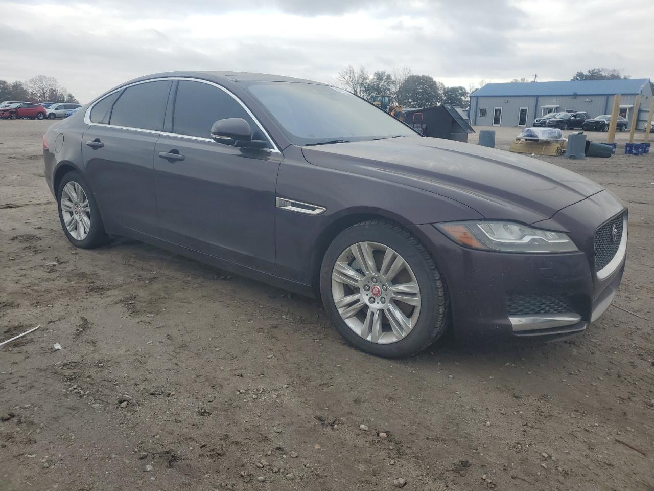 VIN SAJBD4BV1HCY27546 2017 JAGUAR XF no.4