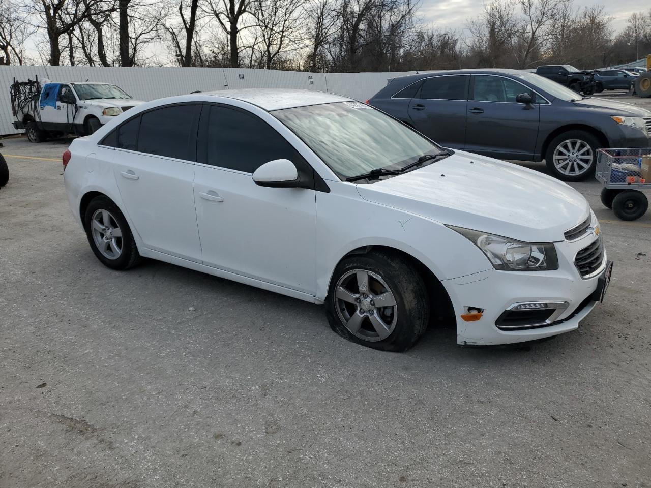 VIN 1G1PC5SB2F7174484 2015 CHEVROLET CRUZE no.4