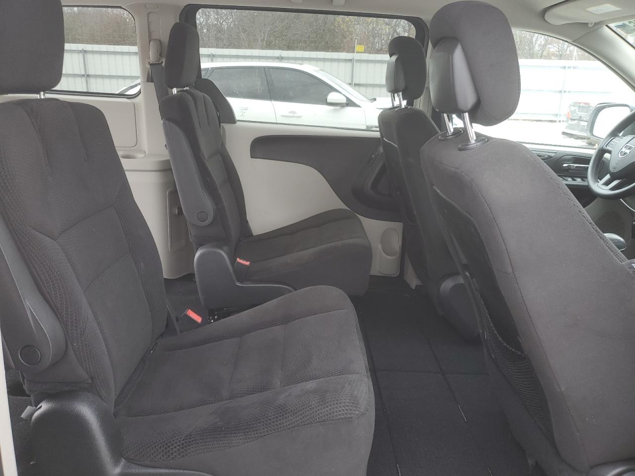 2016 Dodge Caravan - Image 11