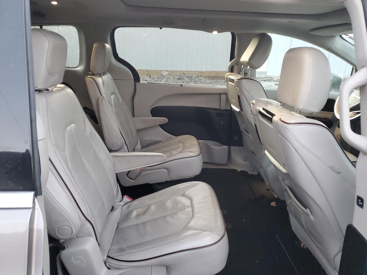 2017 Chrysler Pacifica - Image 11