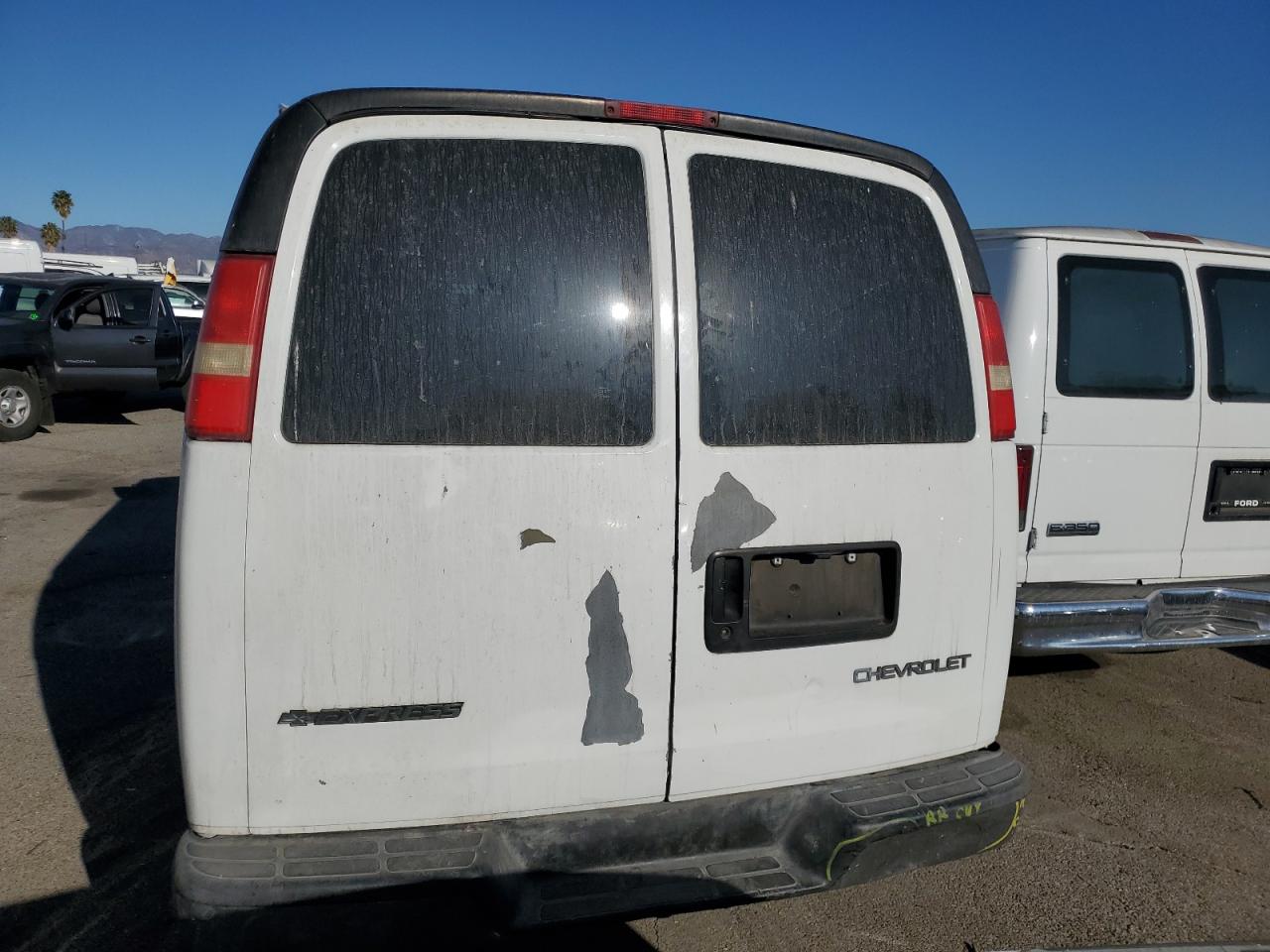 2005 Chevrolet Express - Image 10