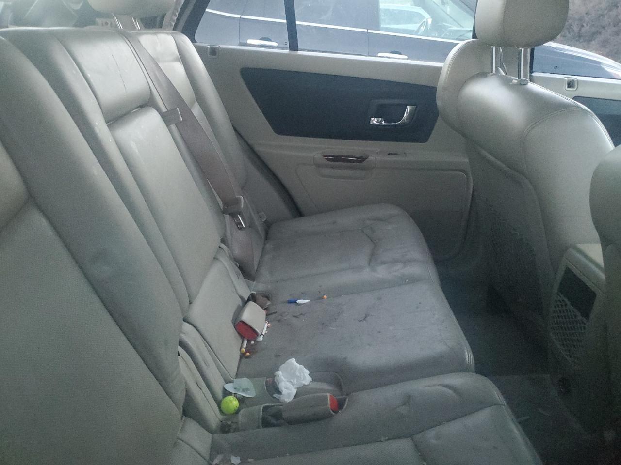 2005 Cadillac SRX - Image 10