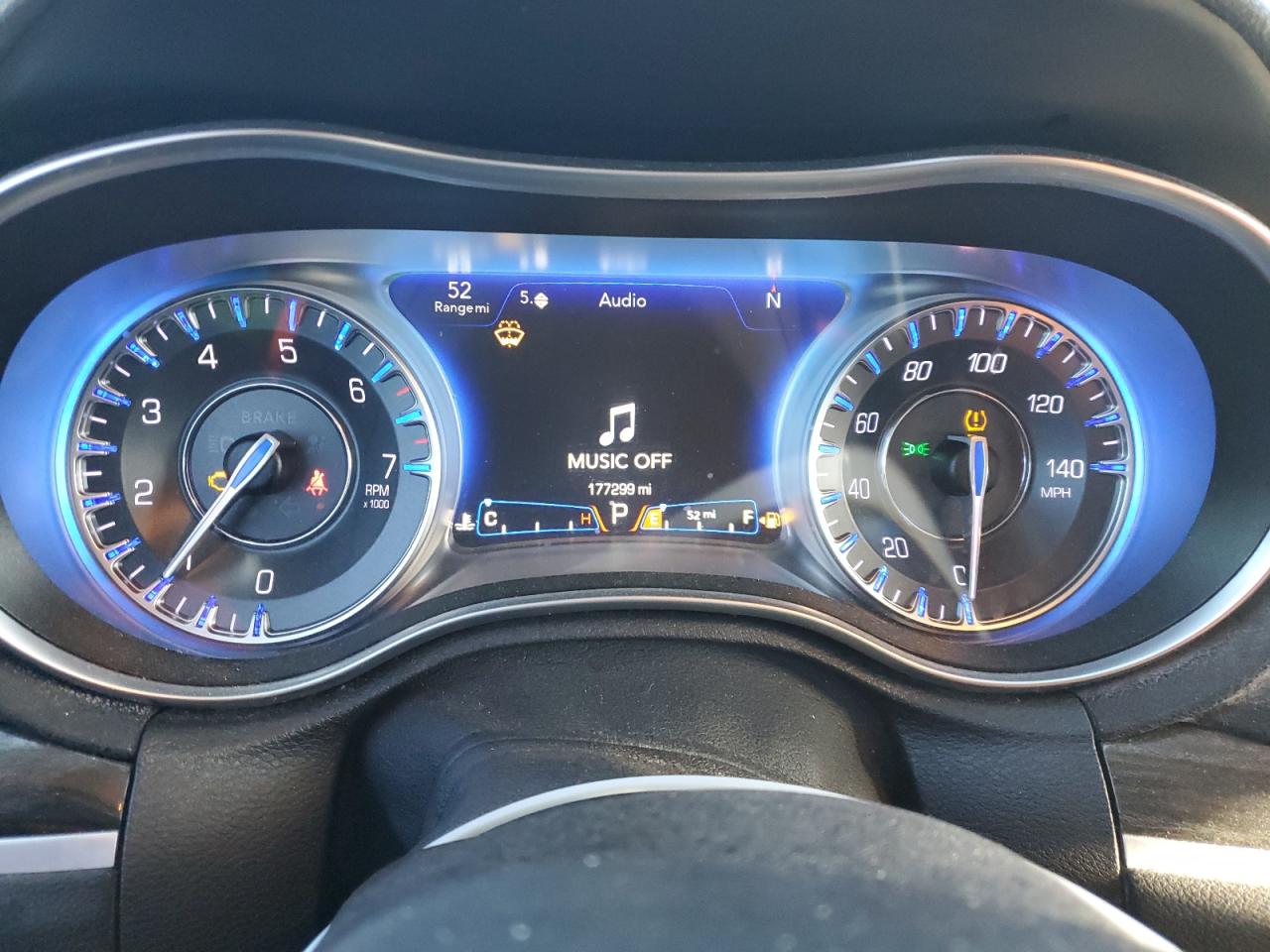 2018 Chrysler 300 - Image 9