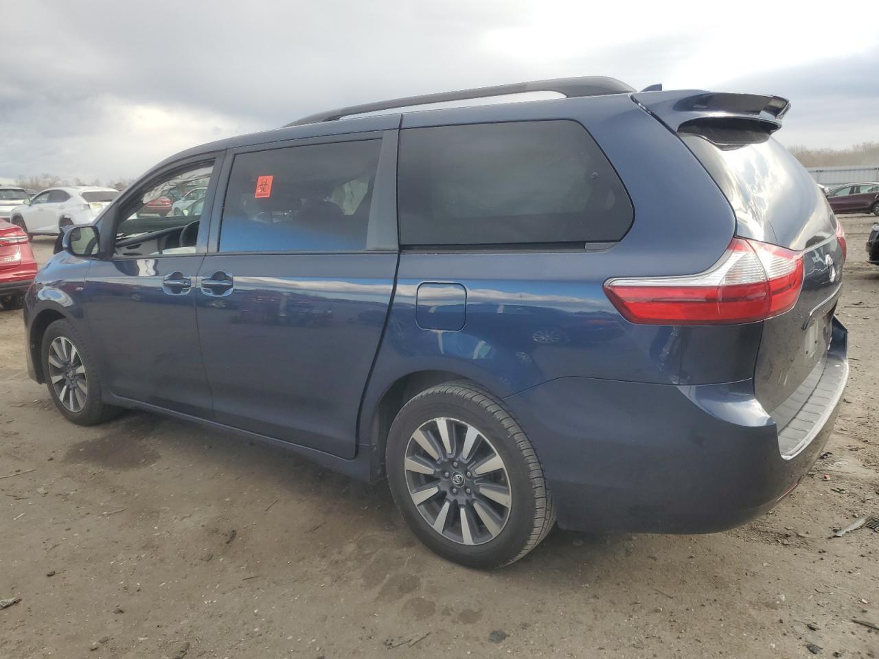 2019 Toyota Sienna - Image 2