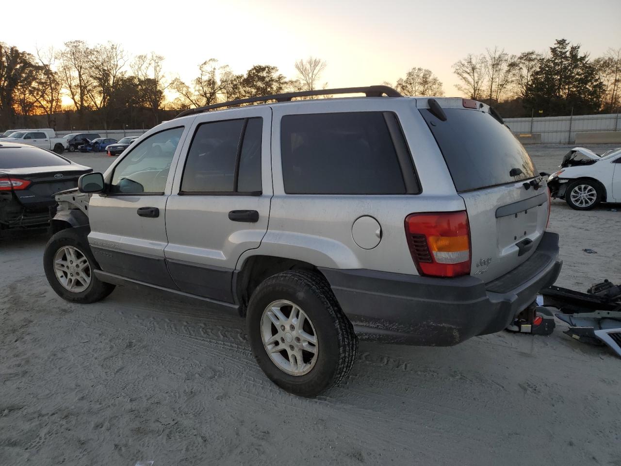 2004 Jeep Grand Cherokee - Image 2