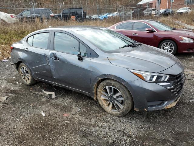  NISSAN VERSA 2024 Серый