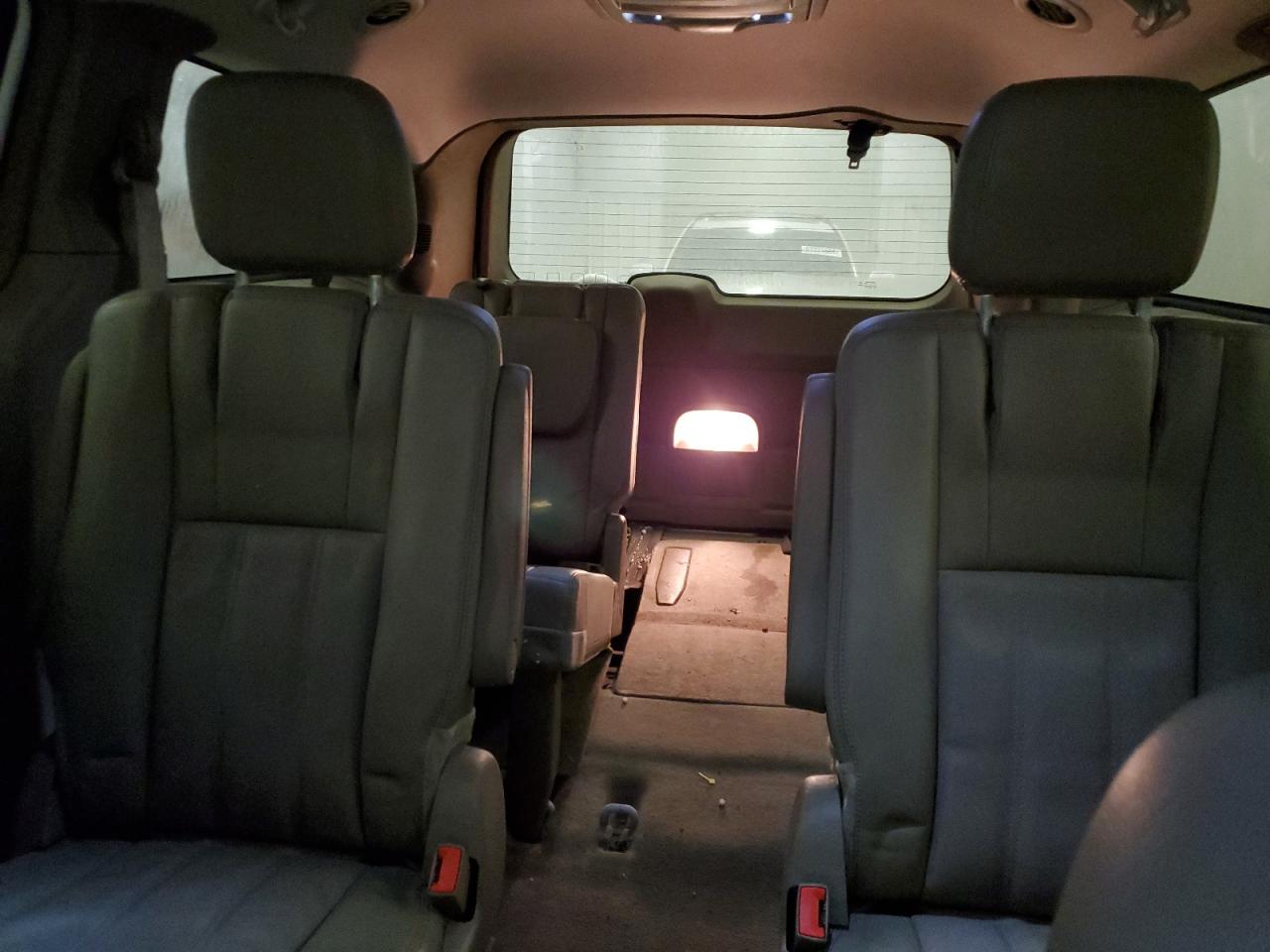 2013 Chrysler Town & Country - Image 10