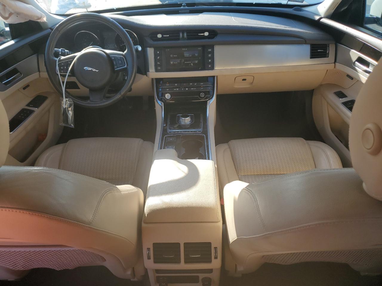 2016 Jaguar XF - Image 8