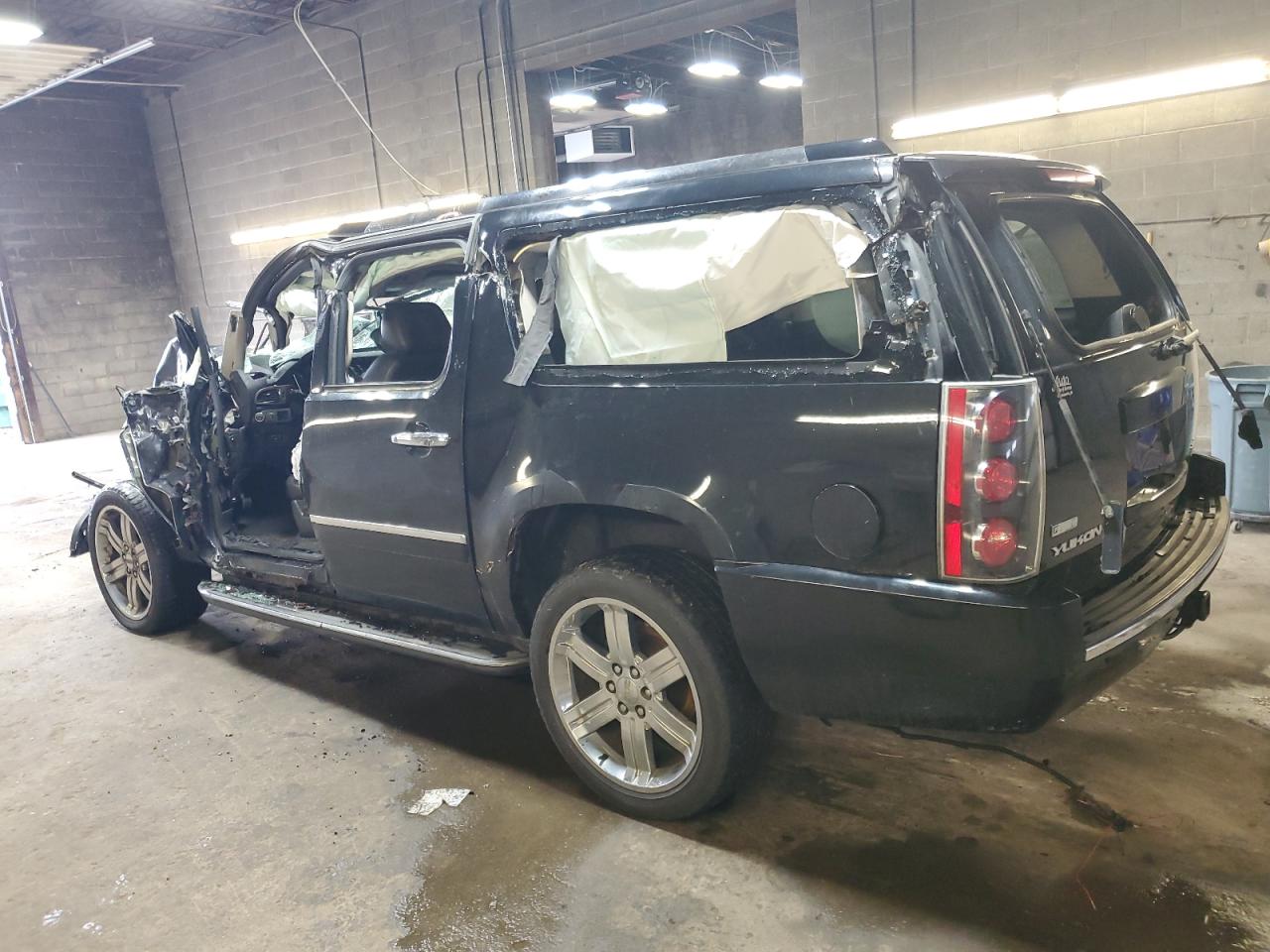 2012 GMC Yukon - Image 2