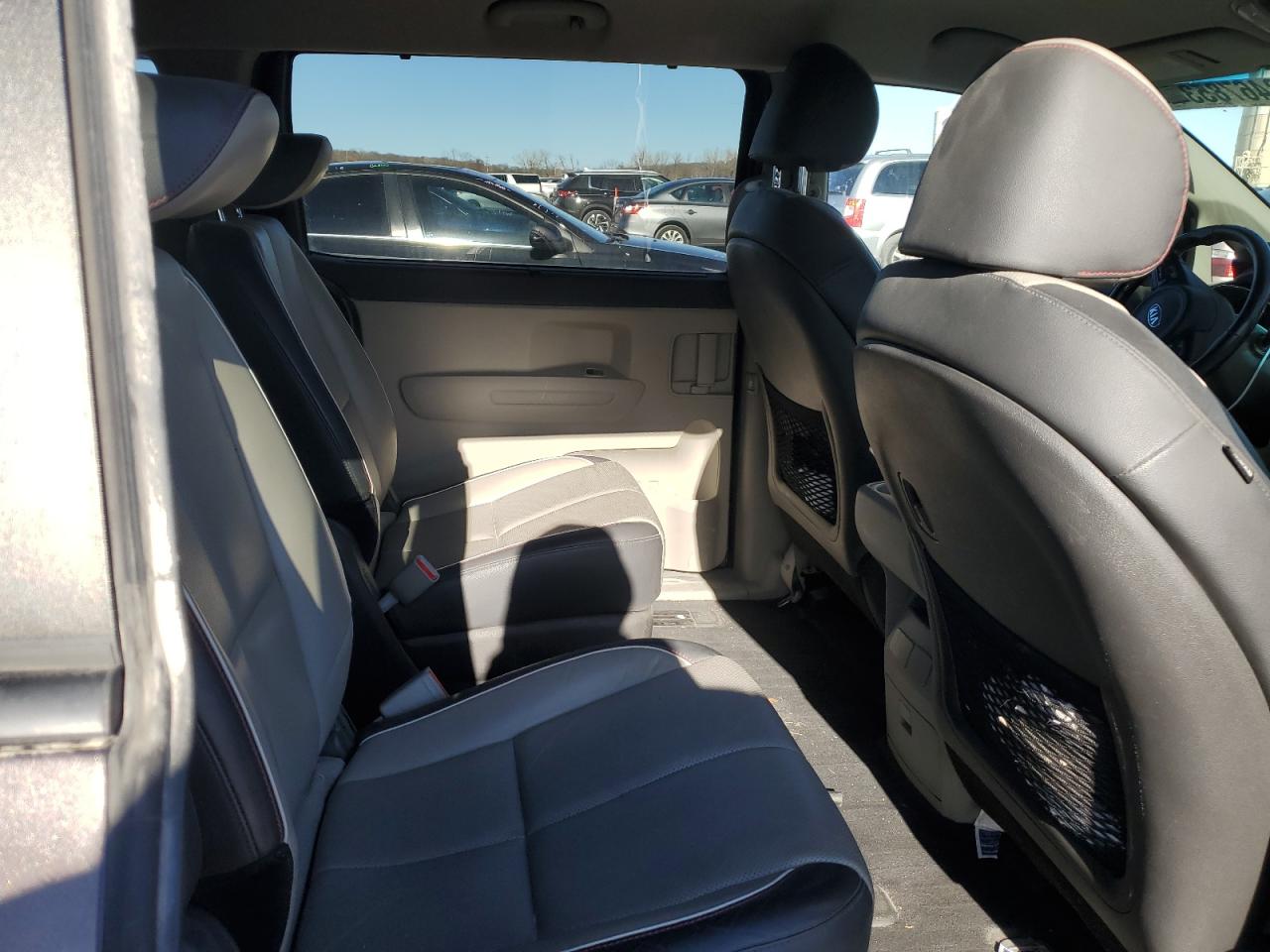 2017 Kia Sedona - Image 11