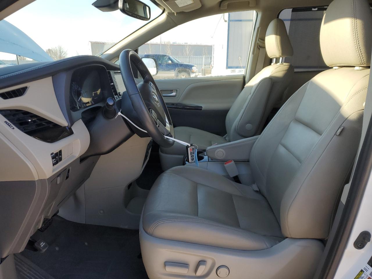 2020 Toyota Sienna - Image 7
