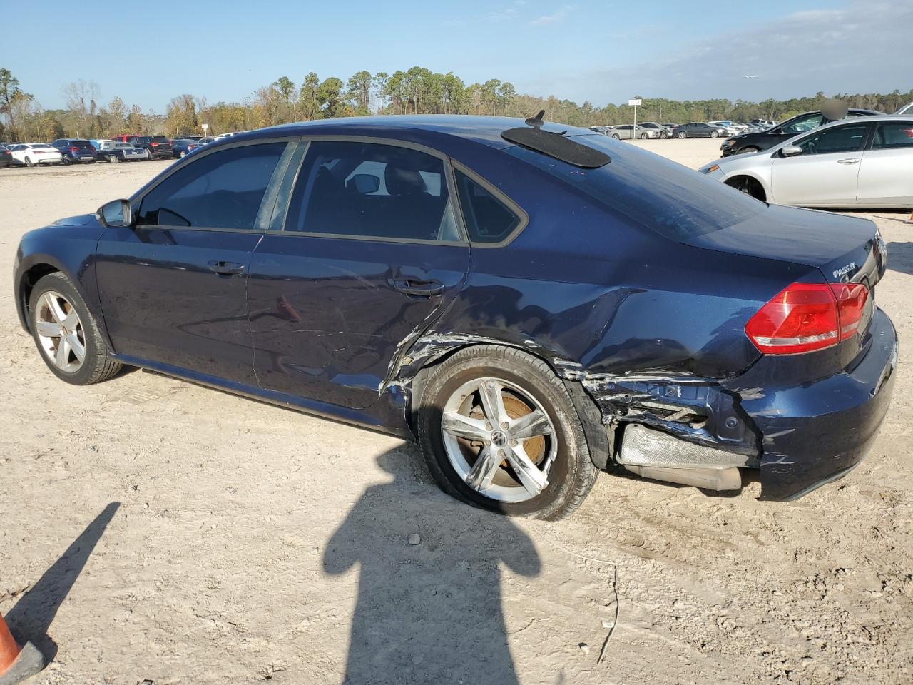 2014 Volkswagen Passat - Image 2