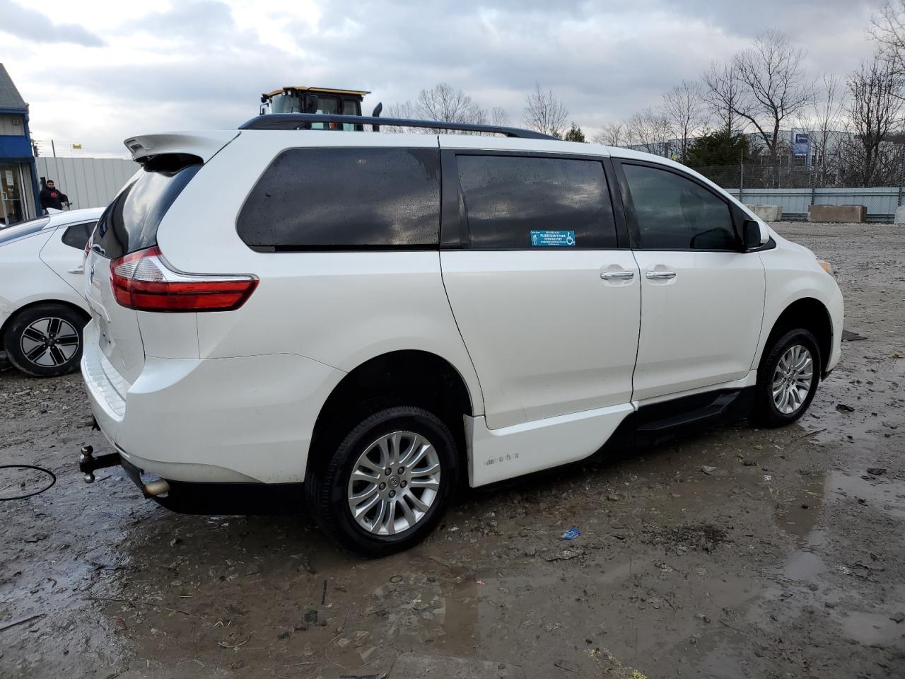 2017 Toyota Sienna - Image 3
