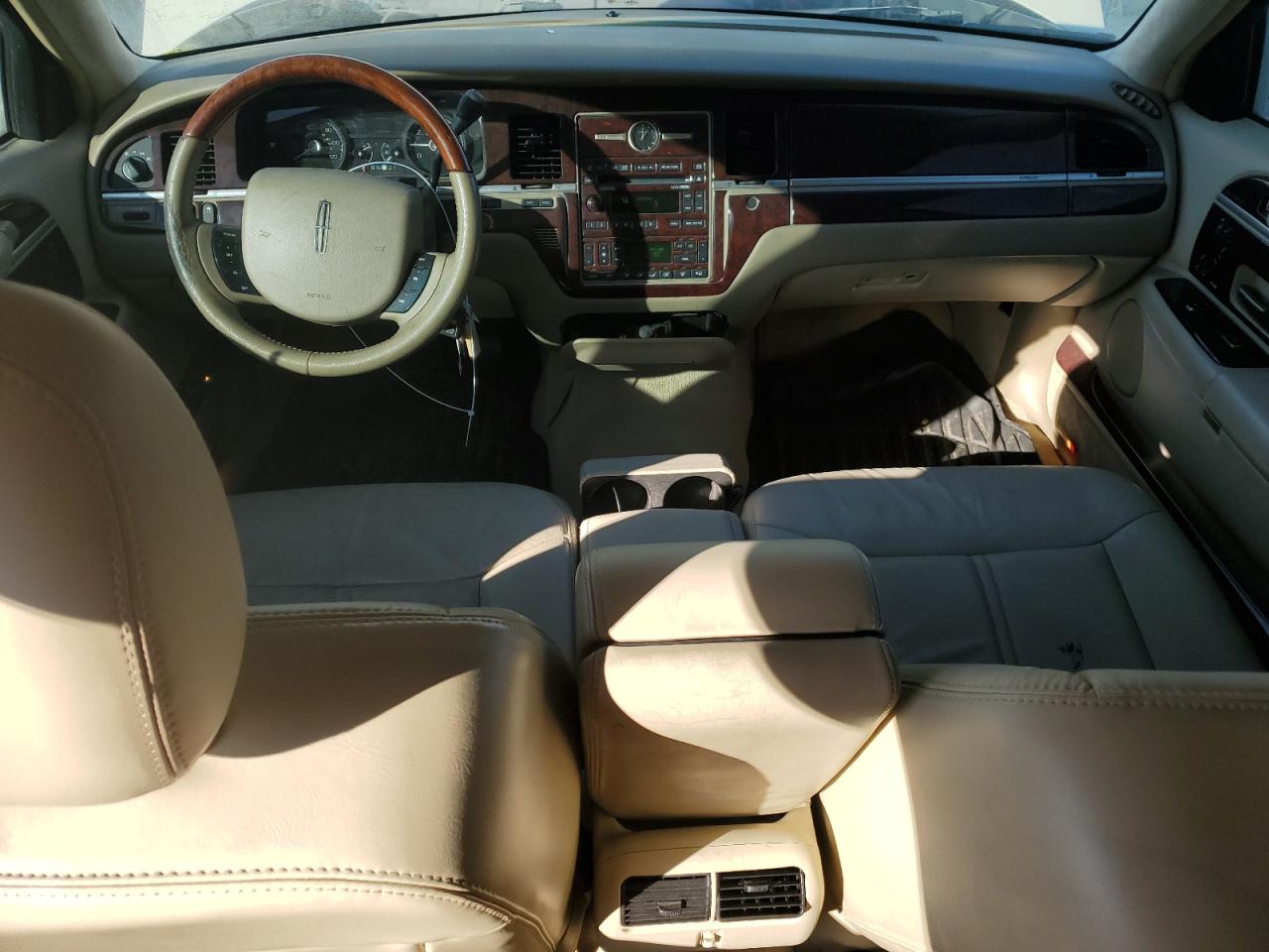 2006 Lincoln Town Car - Image 8