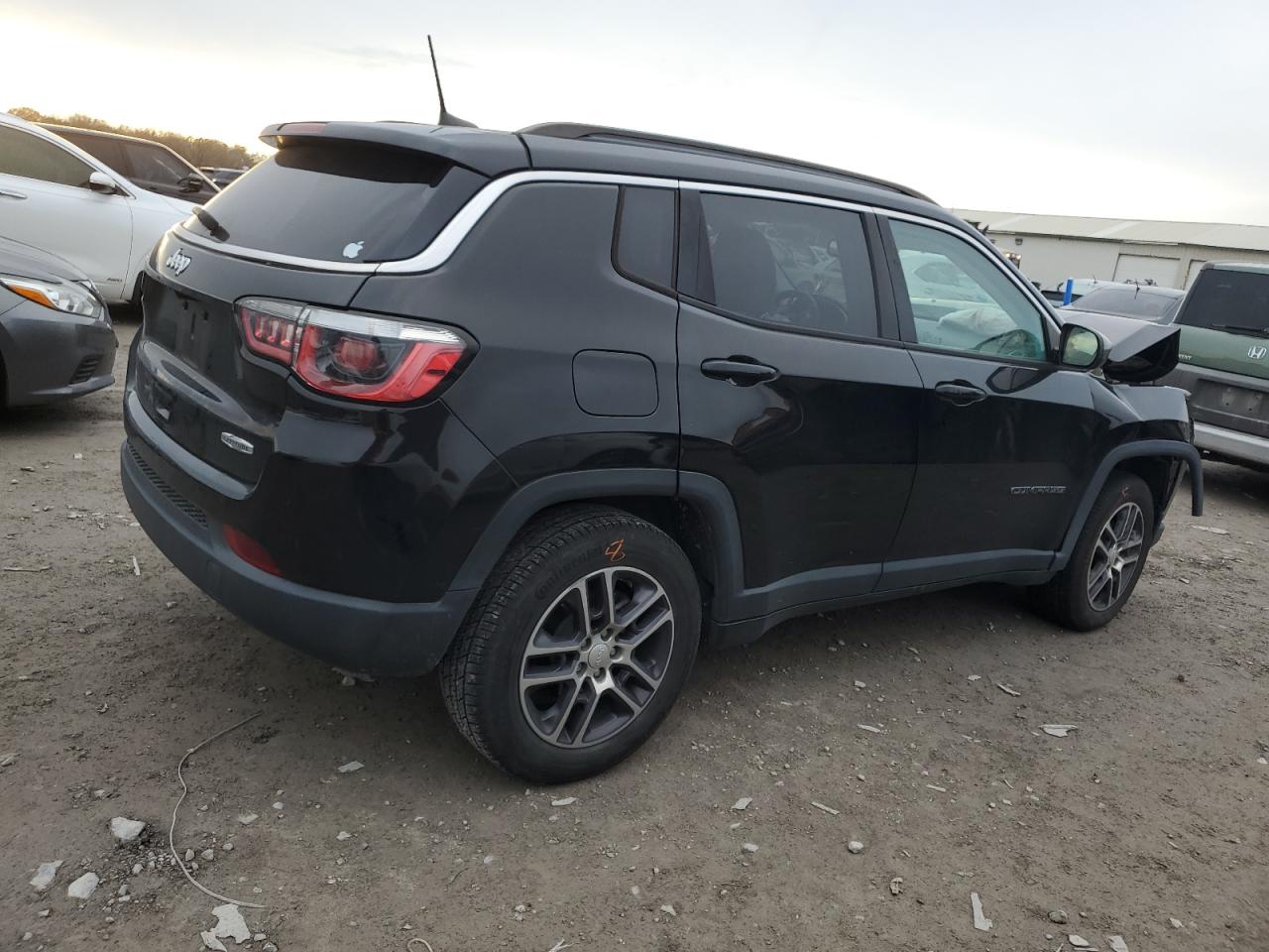 VIN 3C4NJCBB8JT233874 2018 JEEP COMPASS no.3