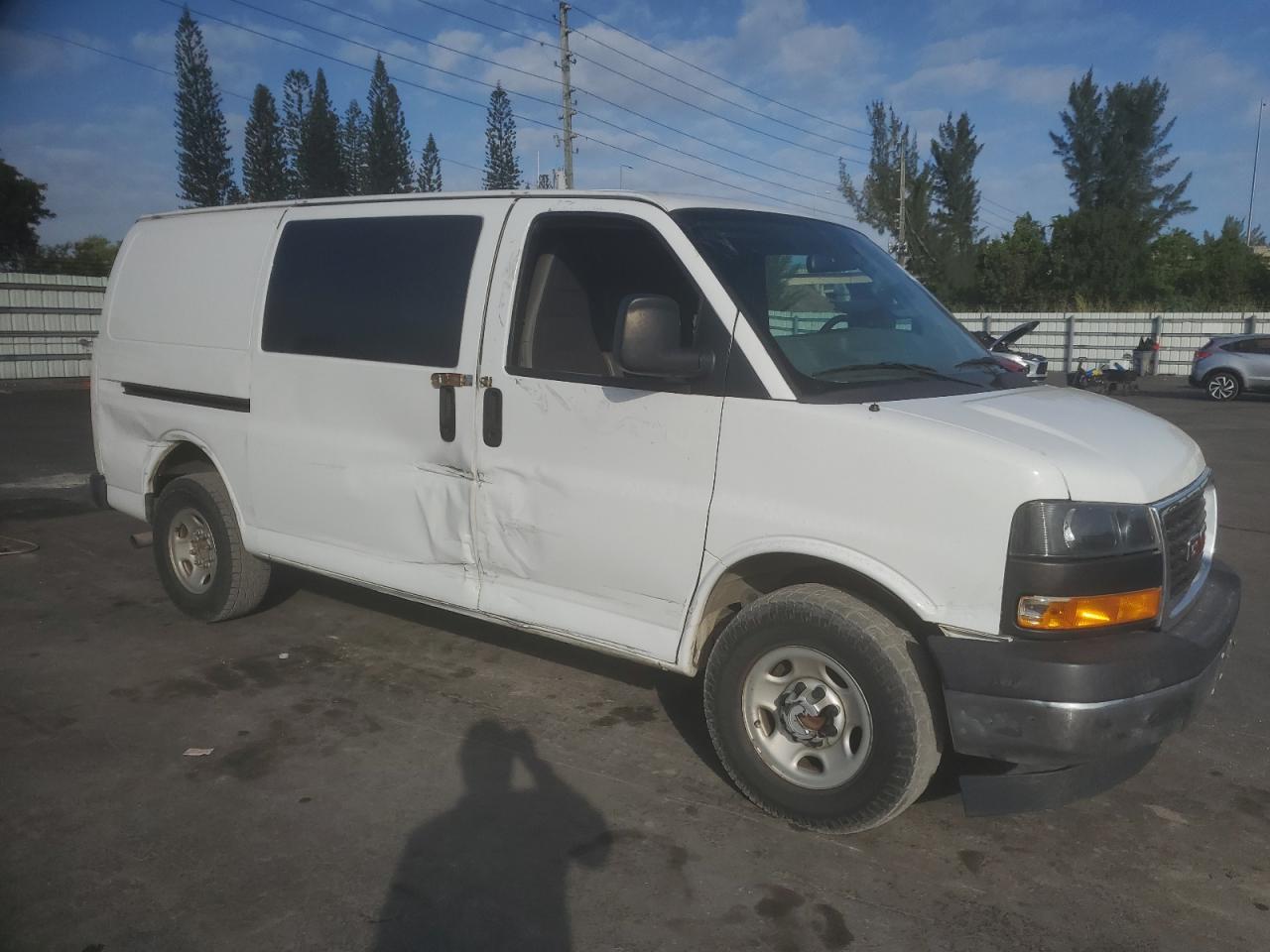 VIN 1GTW7AFG4J1908236 2018 GMC SAVANA no.4