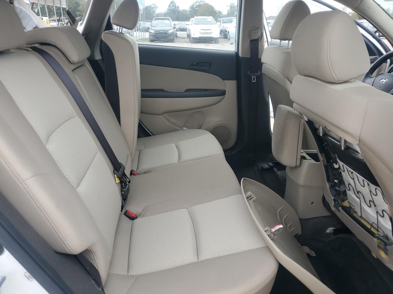 2011 Hyundai Elantra - Image 10