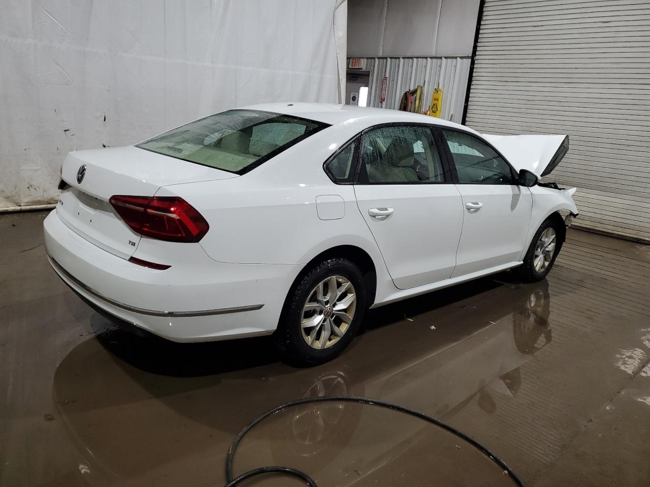 2018 Volkswagen Passat - Image 3