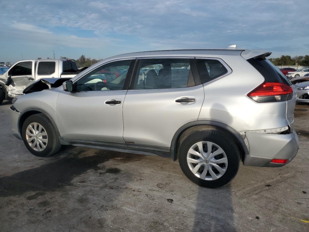 2017 Nissan Rogue - Image 2