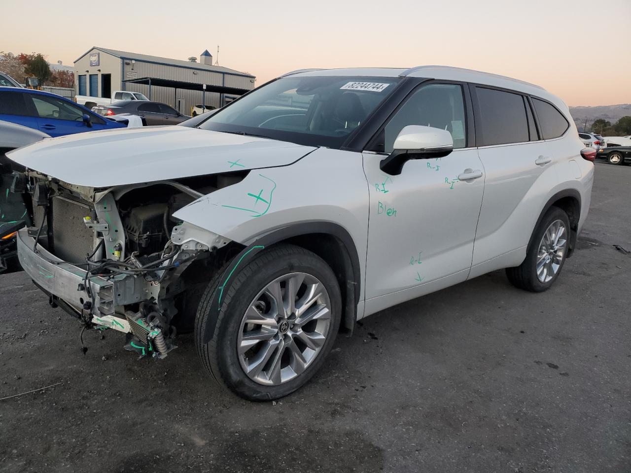 2022 Toyota Highlander - Image 1