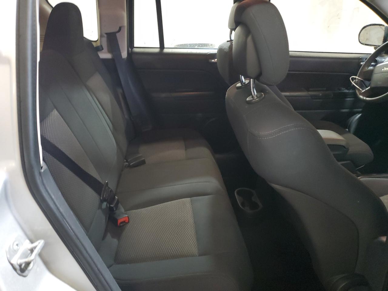 2010 Jeep Compass - Image 11