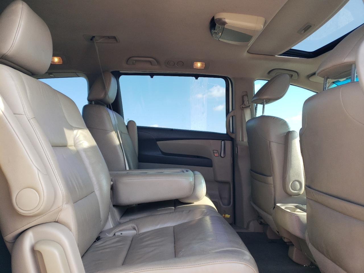 2012 Honda Odyssey - Image 12