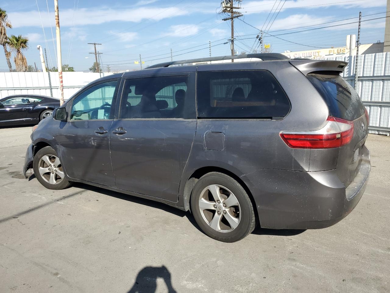 5TDKZ3DC7HS837941 2017 TOYOTA SIENNA - Image 2