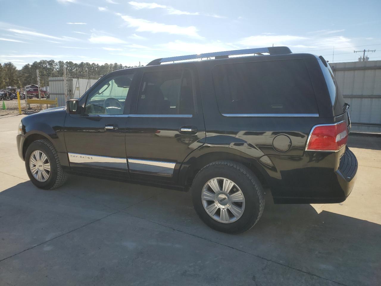 2007 Lincoln Navigator - Image 2
