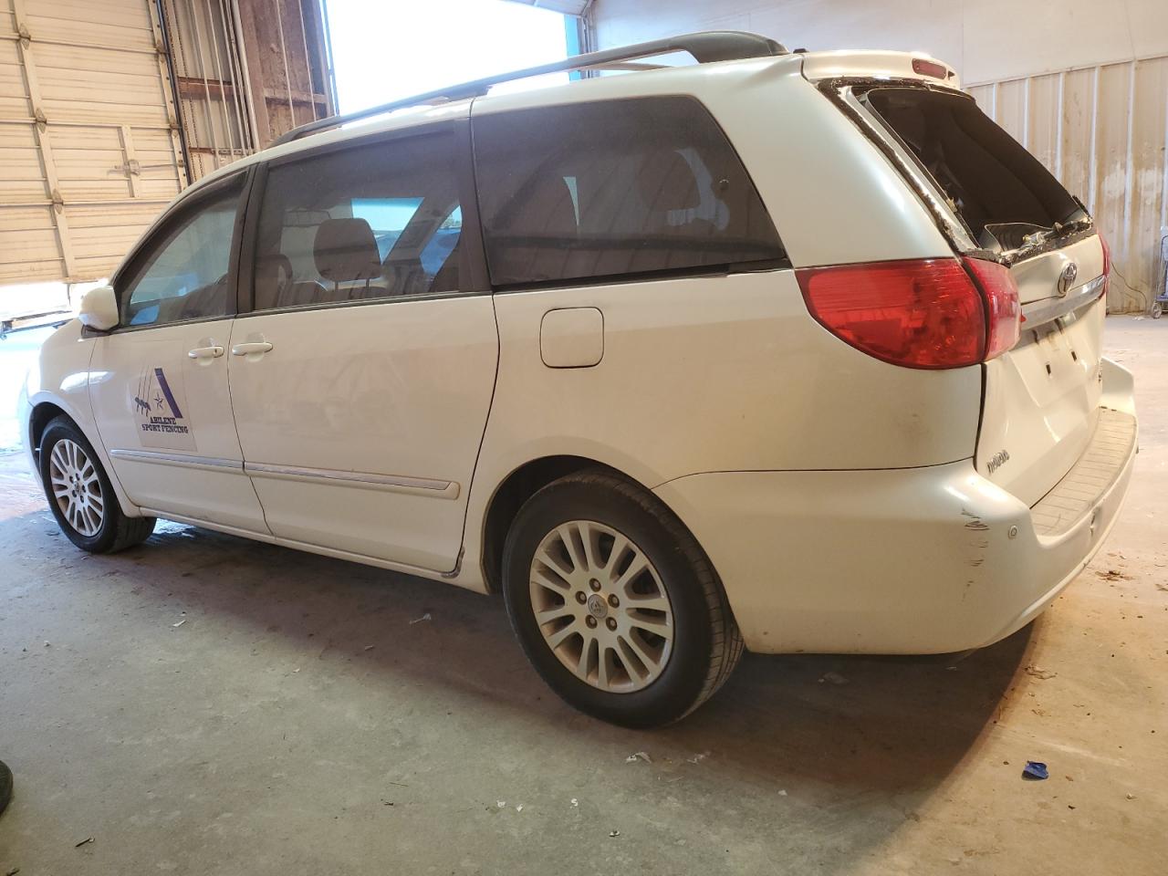 2009 Toyota Sienna - Image 2