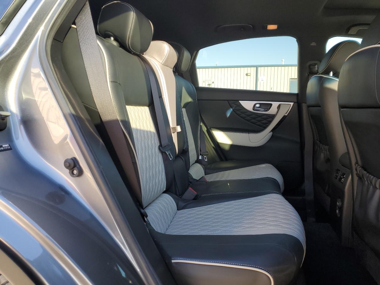 2017 Infiniti QX70 - Image 11