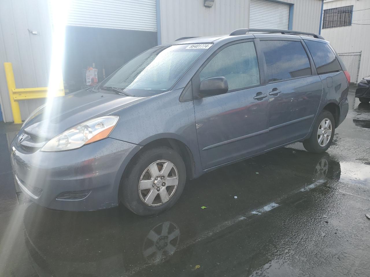 2007 Toyota Sienna - Image 1