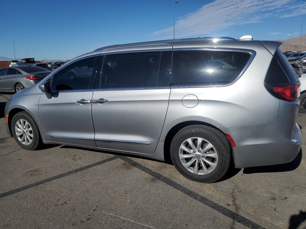 2019 Chrysler Pacifica - Image 2