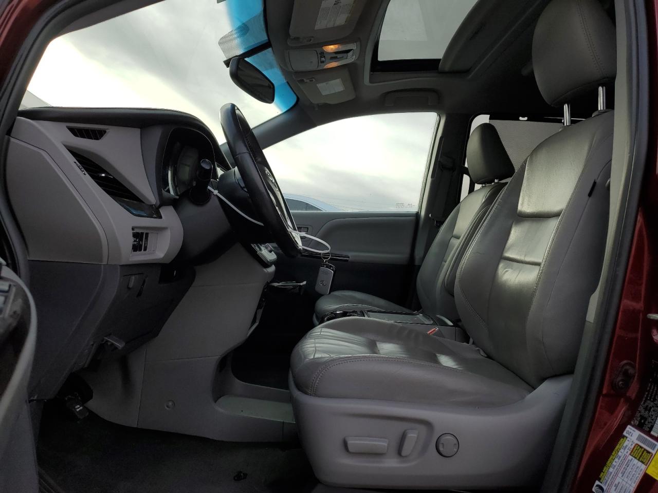 2016 Toyota Sienna - Image 7