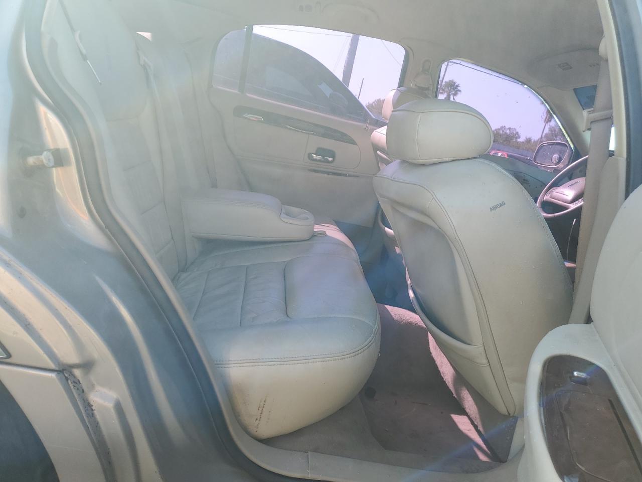 2000 Lincoln Town Car - Image 10