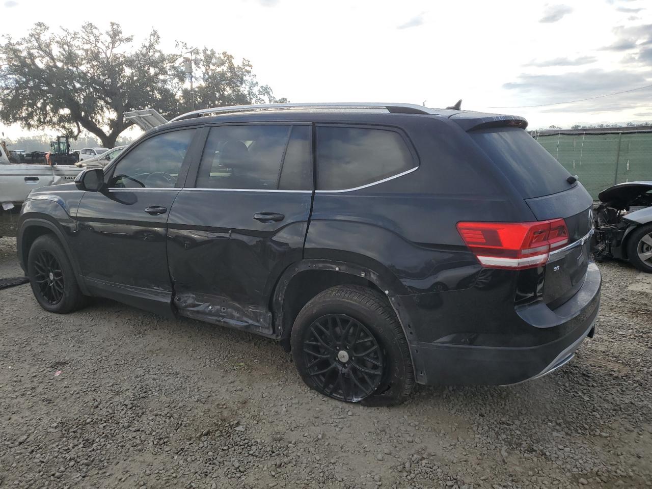 1V2LR2CA1JC583504 2018 VOLKSWAGEN ATLAS - Image 2