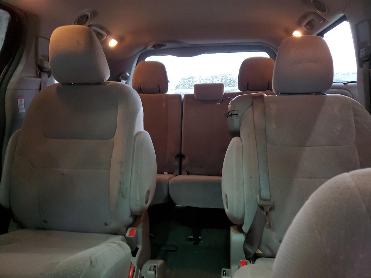 2015 Toyota Sienna - Image 10