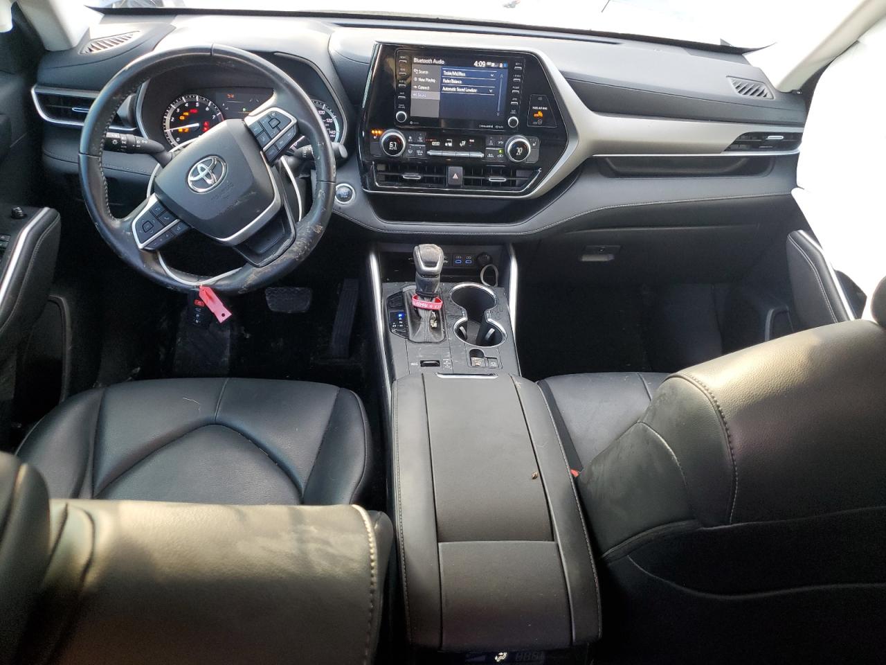 2022 Toyota Highlander - Image 8