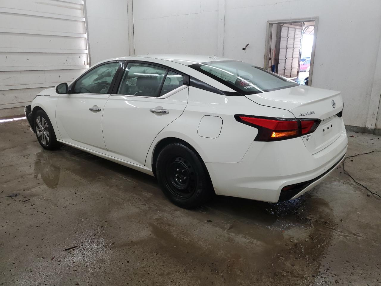 2020 Nissan Altima - Image 2