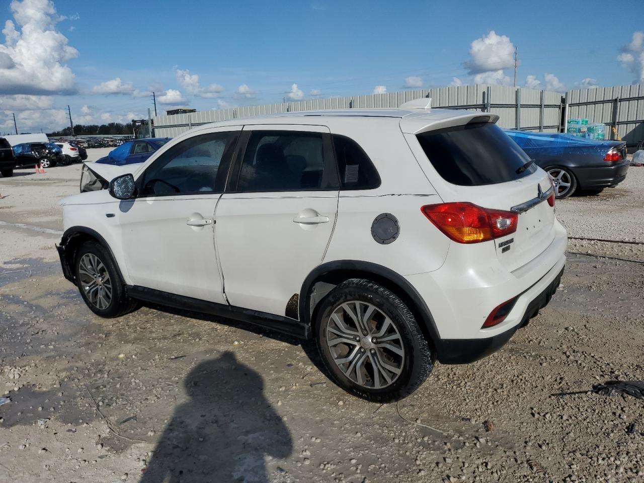 JA4AP3AU1JU014271 2018 MITSUBISHI OUTLANDER - Image 2