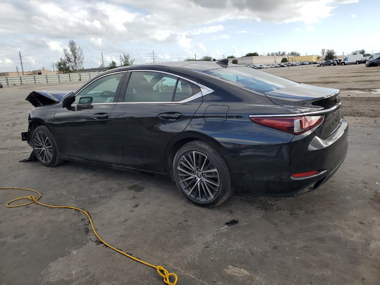 2022 Lexus ES - Image 2