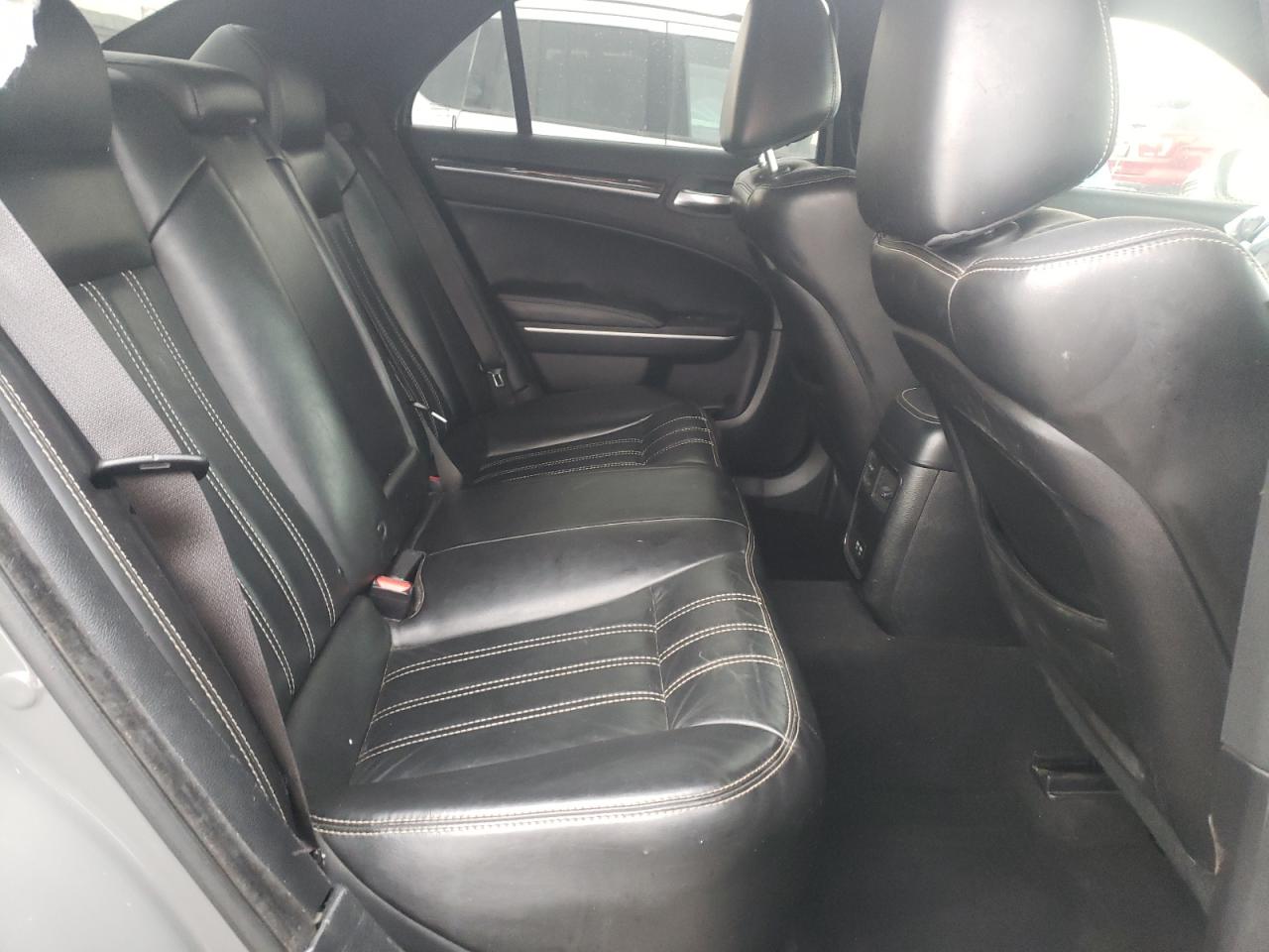 2019 Chrysler 300 - Image 10
