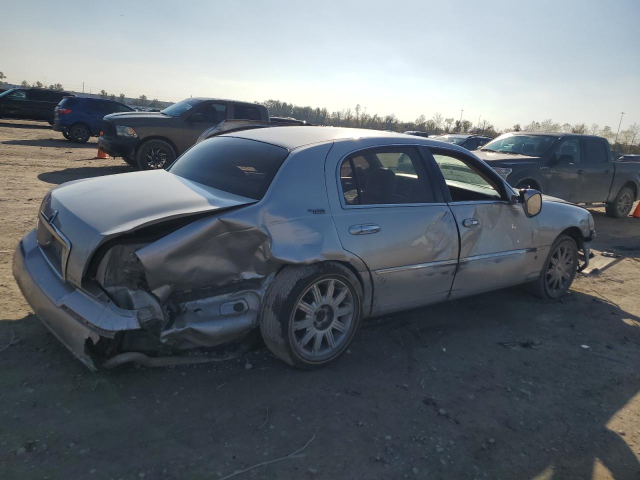 2007 Lincoln Town Car - Image 3