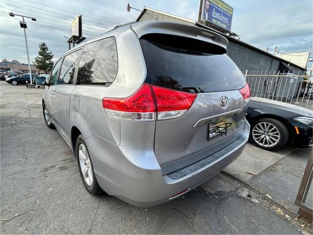 Мінівени TOYOTA SIENNA 2012 Сірий