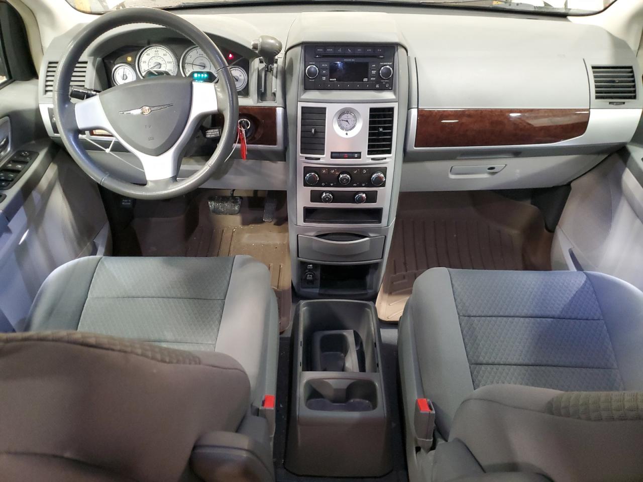2010 Chrysler Town & Country - Image 8