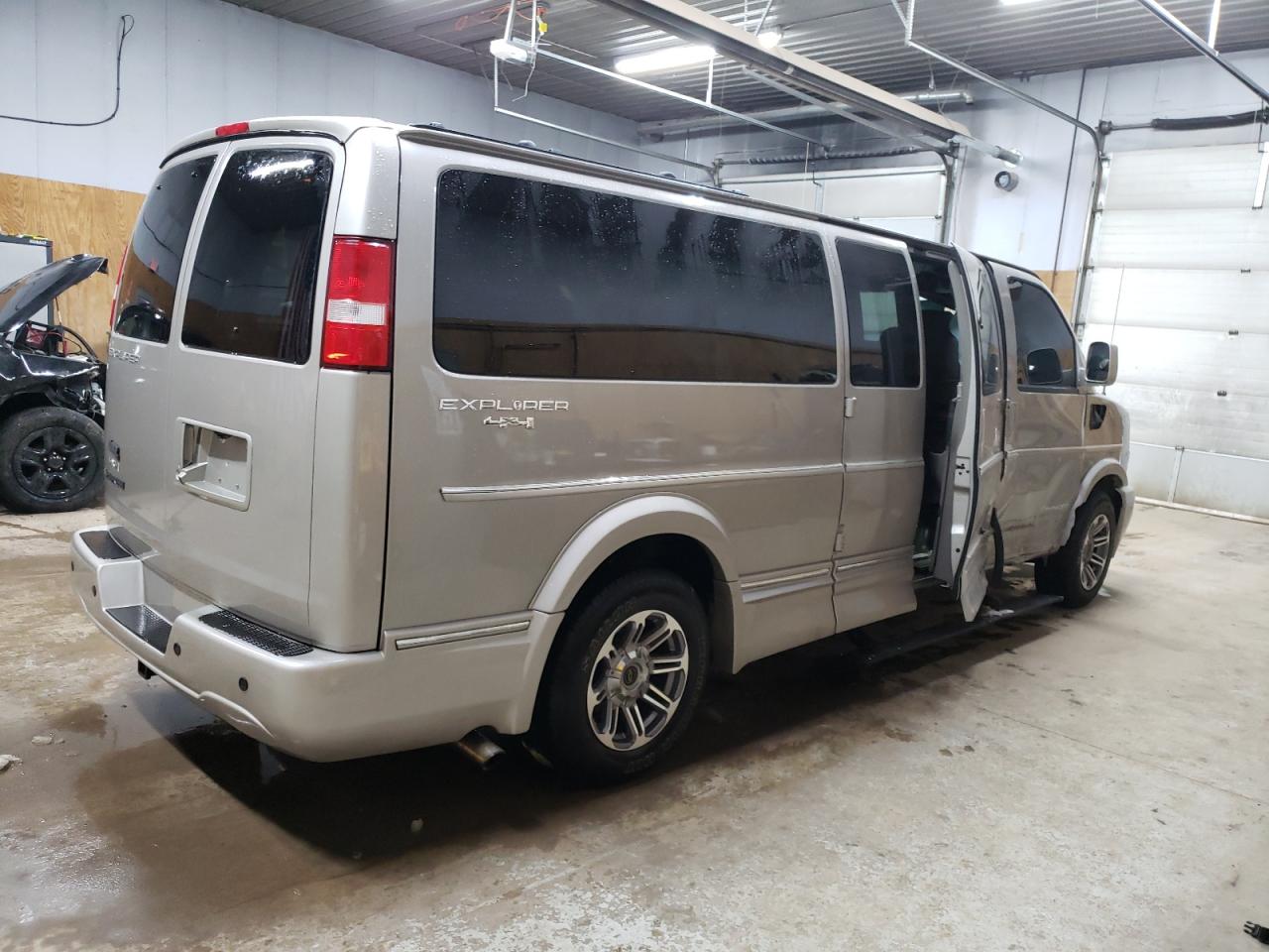 VIN 1GCWGBFG7K1178216 2019 CHEVROLET EXPRESS no.3