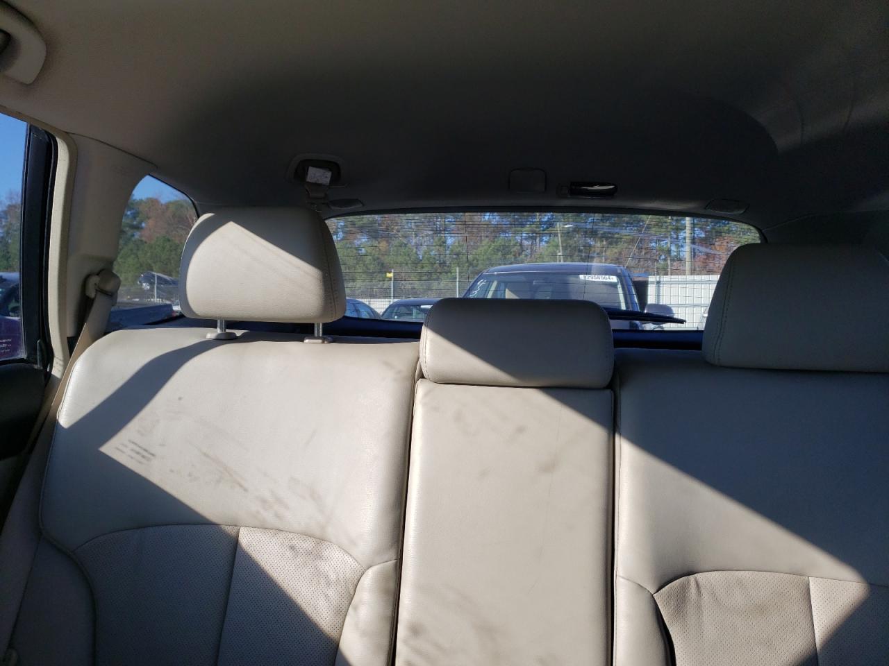 2010 Subaru Outback - Image 10