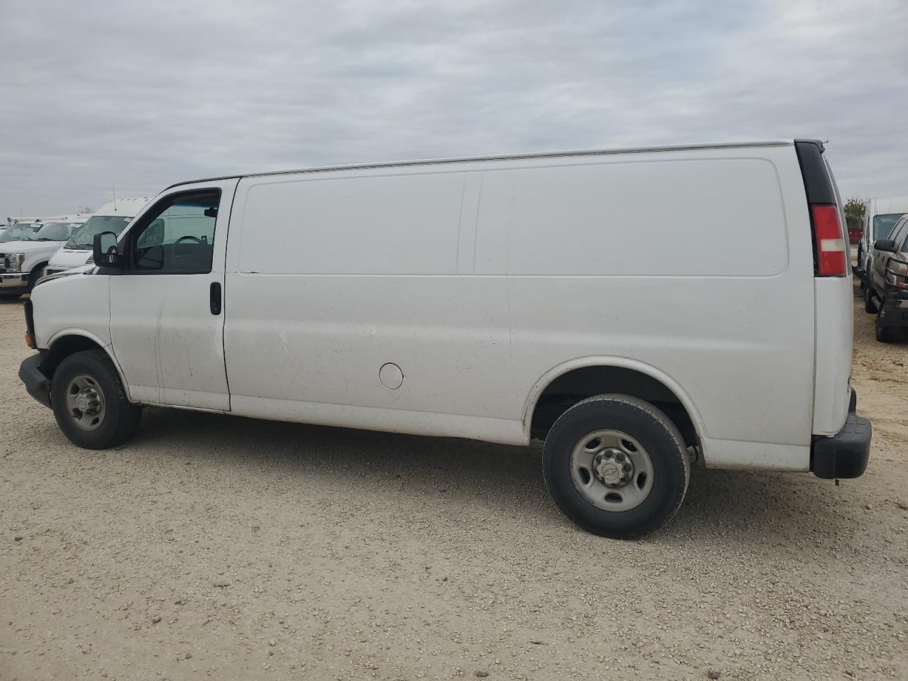 VIN 1GCWGGCF8F1220083 2015 CHEVROLET EXPRESS no.2