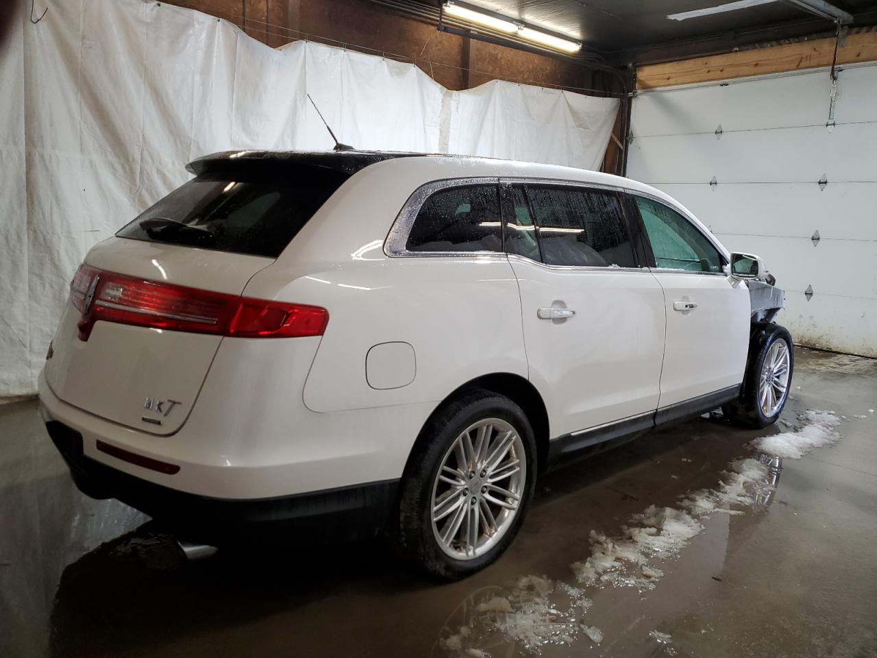 VIN 2LMHJ5AT8GBL01646 2016 LINCOLN MKT no.3