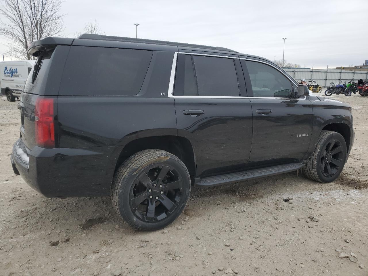 VIN 1GNSKBKC1HR346823 2017 CHEVROLET TAHOE no.3